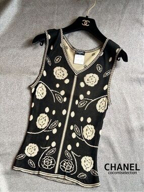 CHANEL Black & Cream Floral Knit V-Neck Tank